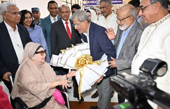 নেতাকর্মীদের ভালোবাসায় সিক্ত খালেদা জিয়া, দেখুন ছবিতে