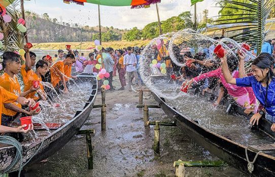 জলকেলিতে মেতেছেন মারমা তরুণ-তরুণীরা