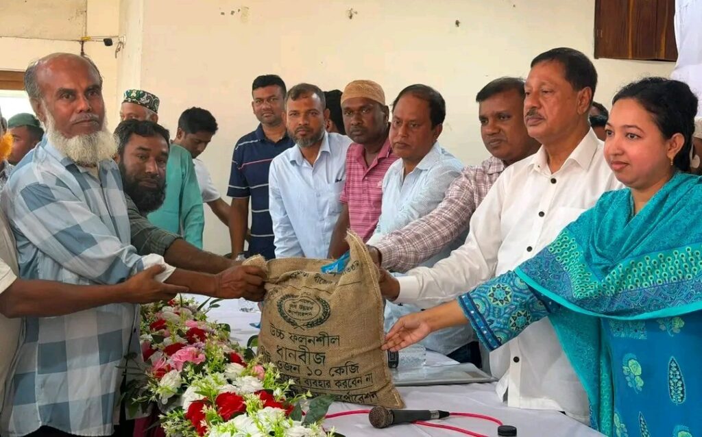 কটিয়াদীতে ক্ষুদ্র ও প্রান্তিক কৃষকদের মাঝে বিনামূল্যে আমন ধানের বীজ ও সার বিতরণ