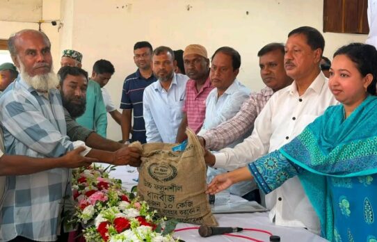কটিয়াদীতে ক্ষুদ্র ও প্রান্তিক কৃষকদের মাঝে বিনামূল্যে আমন ধানের বীজ ও সার বিতরণ