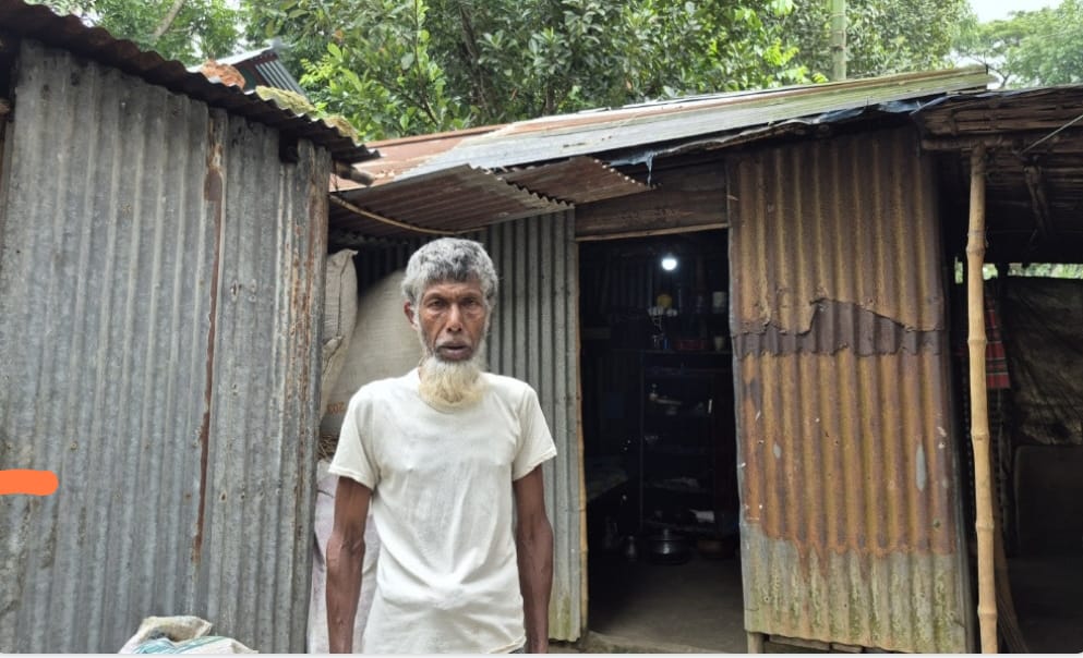 নড়বড়ে ঘরে রবি মিয়ার দুঃখের জীবন, অর্থের অভাবে আটকে আছে মেয়েদের বিয়ে